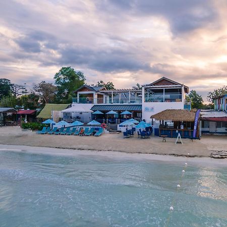 Blue Skies Beach Resort Negril Bagian luar foto