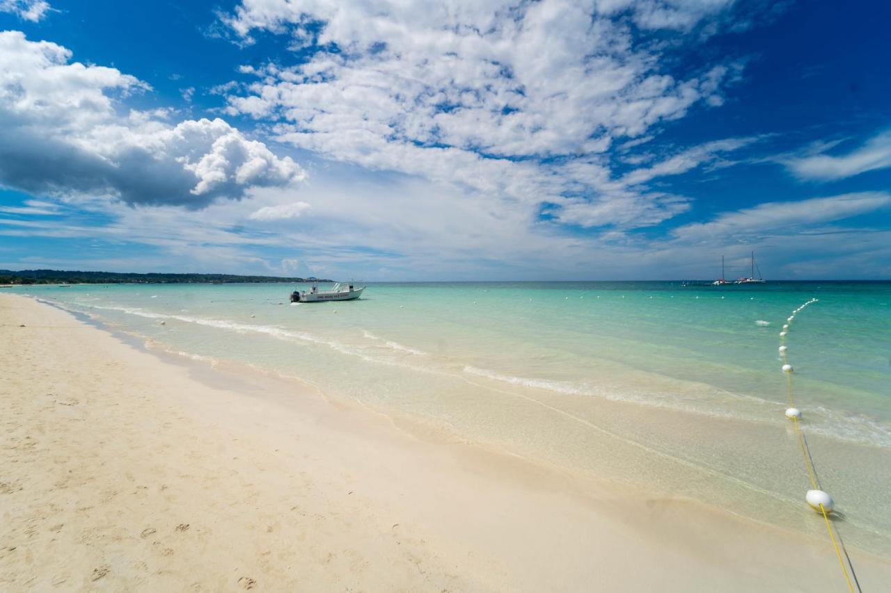Blue Skies Beach Resort Negril Bagian luar foto