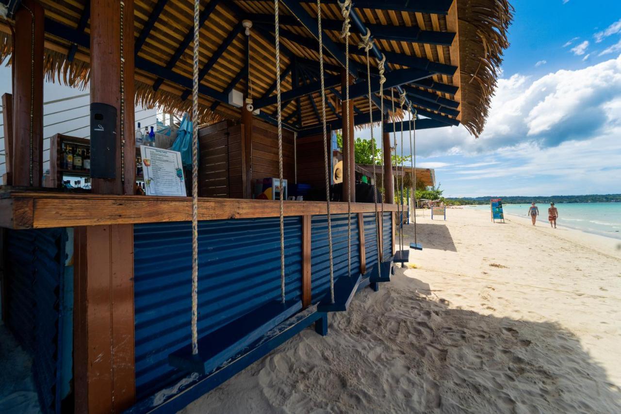 Blue Skies Beach Resort Negril Bagian luar foto