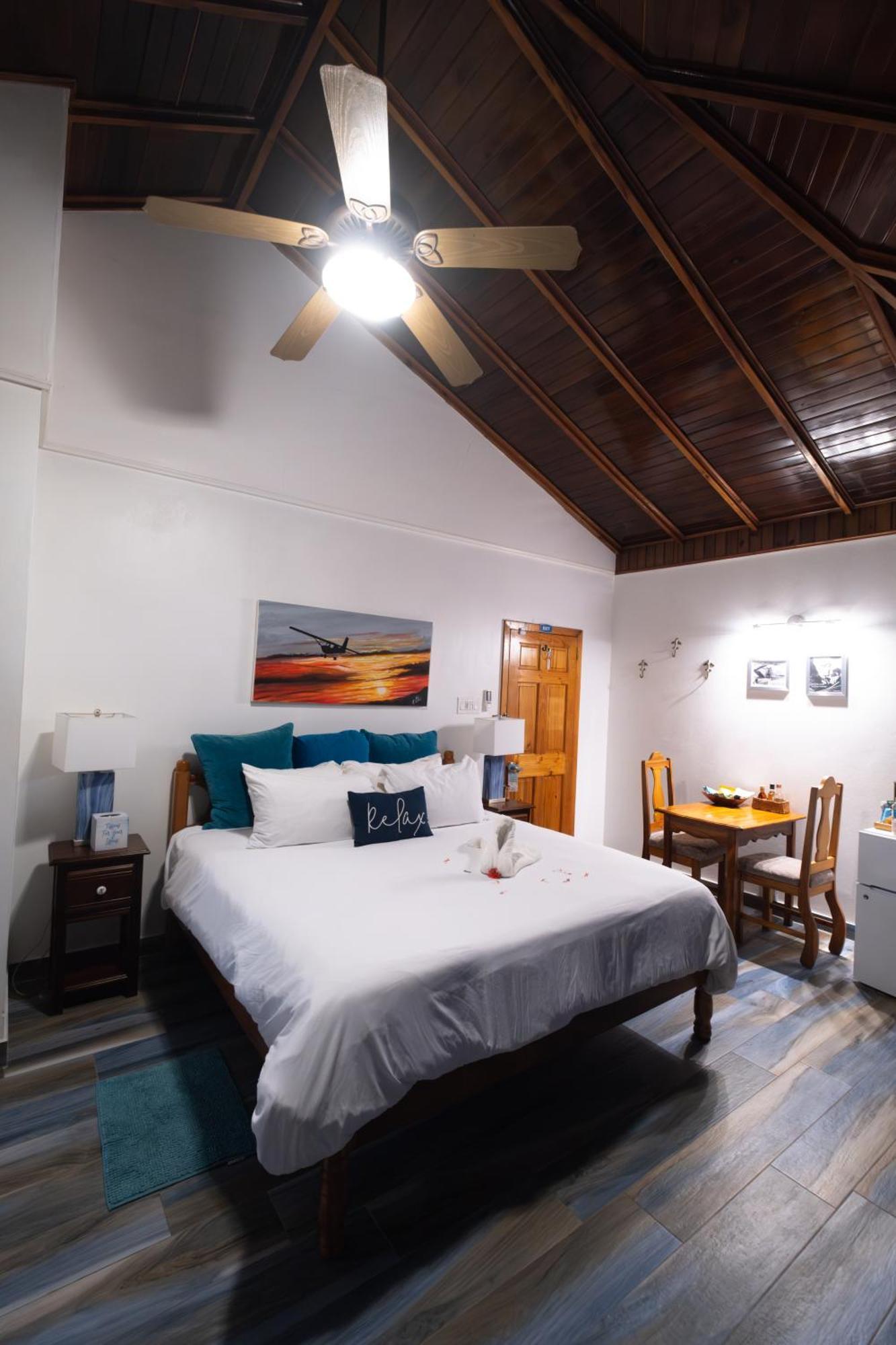 Blue Skies Beach Resort Negril Bagian luar foto
