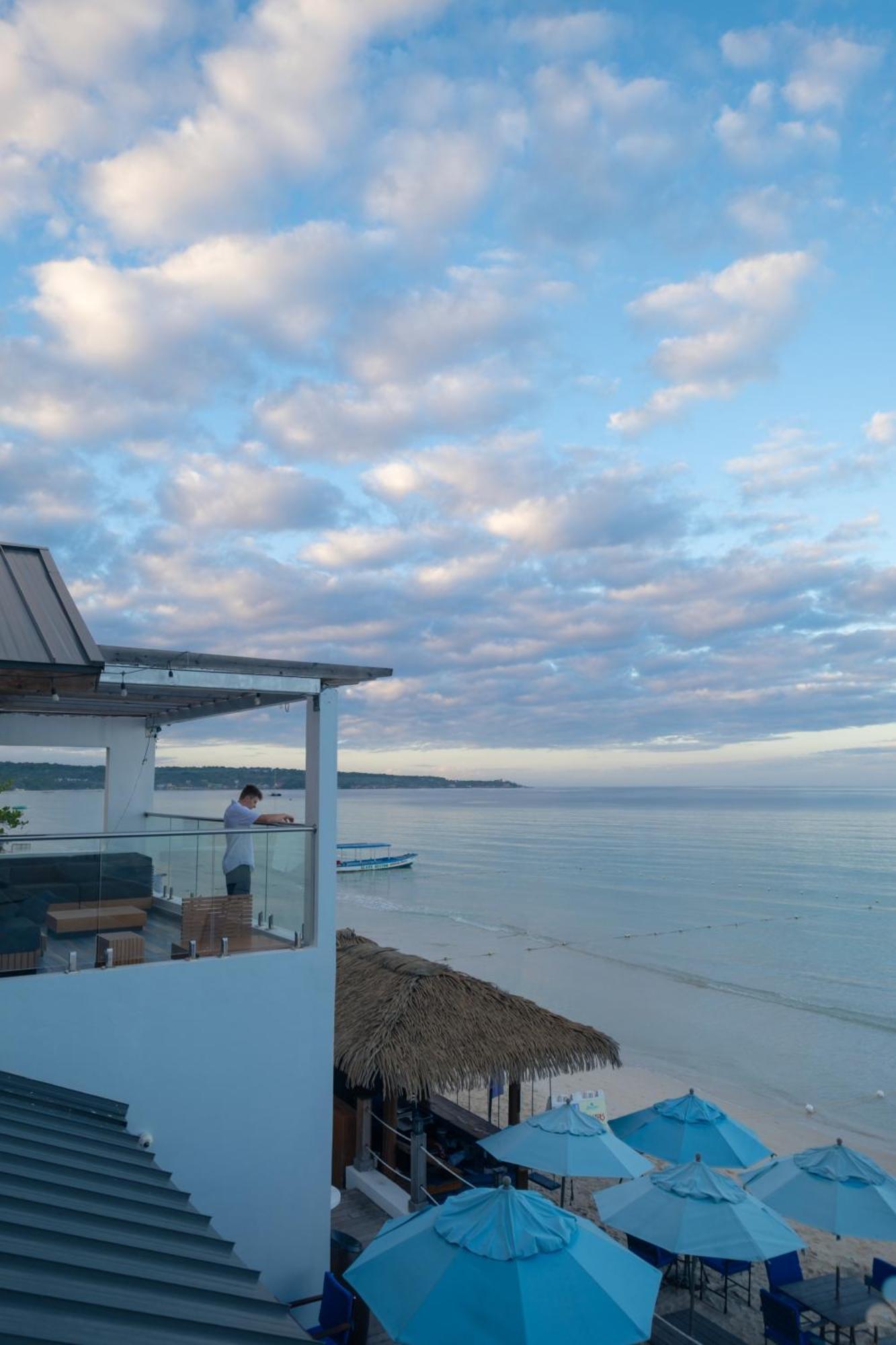 Blue Skies Beach Resort Negril Bagian luar foto