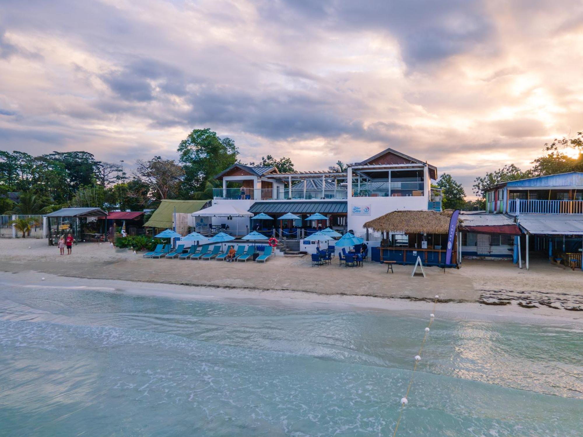 Blue Skies Beach Resort Negril Bagian luar foto